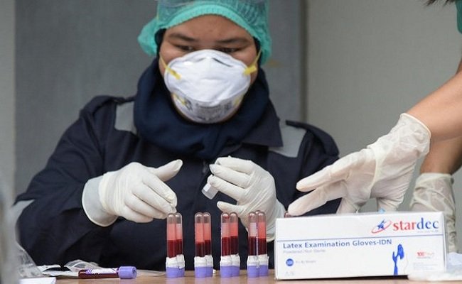 ILustrasi : Petugas medis malakukan rapid test covid-19 dari sampel darah