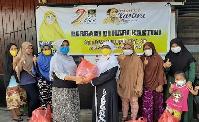 Anggota DPR RI Dapil Maluku, Saadiah Uluputty ikut mengekspresiden kepeduliannya dengan menyantuni sejumlah ibu rumah tangga di Kota Ambon. Moment ini sekaligus dalam rangka merayakan Hari Kartini 21 April 2020.