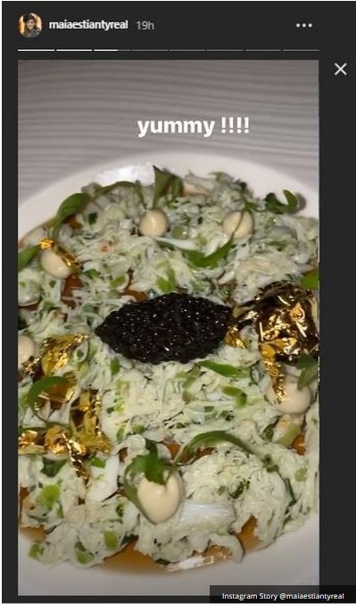 Instagram Story @maiaestiantyreal  Maia mengkonsumsi karviar yang dihidangkan dengan emas 24 karat