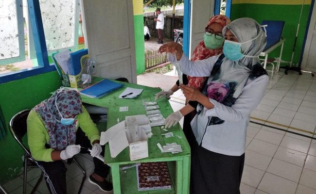 Tim medis Kabupaten Buru saat melakukan Rapid Test kepada sejumlah mahasiswa yang menjadi rekan pasien 01 Buru, Senin (27/4/2020)  
