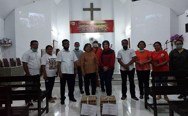 Istri Gubernur Maluku, Widya Murad Ismail didampingi sejumlah pengurus TP-PKK Provinsi Maluku,  saat mengunjungi salah satu gereja dari 16 gereja di Kota Ambon, mulai dari Tawiri sampai dengan Amahusu, Sabtu (11/4/2020)