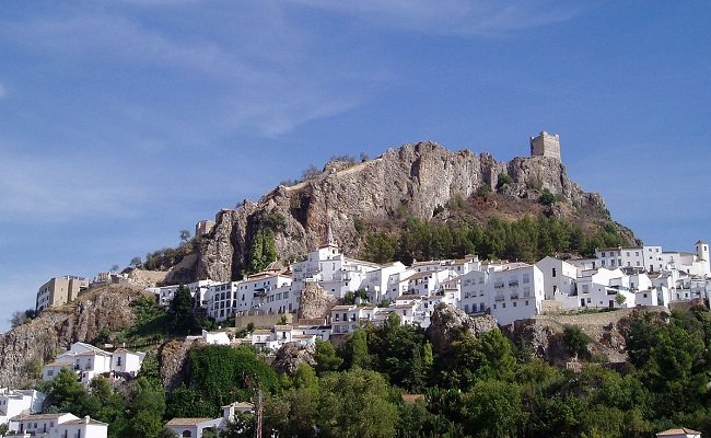 Zahara de la Sierra,   ‘pueblos blancos’ atau “kota putih” yang dihuni para lansia terletak di Provinsi Cádiz di perbukitan Andalusia di Spanyol Selatan. (foto: wikipedia.org) 
