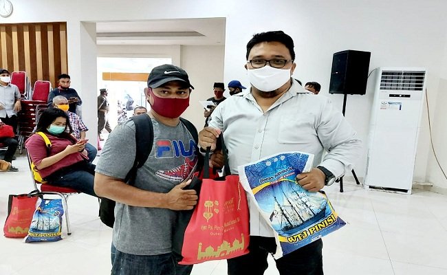 Penyerahan bantuan sembako dari Gubernur Maluku yang diserahkan Staf Khusus Gubernur Maluku Bidang Kehumasan, M. Azis Tunny, kepada para wartawan terdampak Covid-19 di Gedung PKK Provinsi Maluku, Mardika, Ambon, Rabu (21/5/2020).