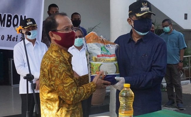 Walikota Ambon Richard Louhenapessy saat menerima bantuan dari Presiden Jokowi secara simbolis yang diserahkan langsung Kepala Divre Bulog Maluku-Maluku Utara, Asmal di Balaikota Ambon, Minggu (10/5/2020)