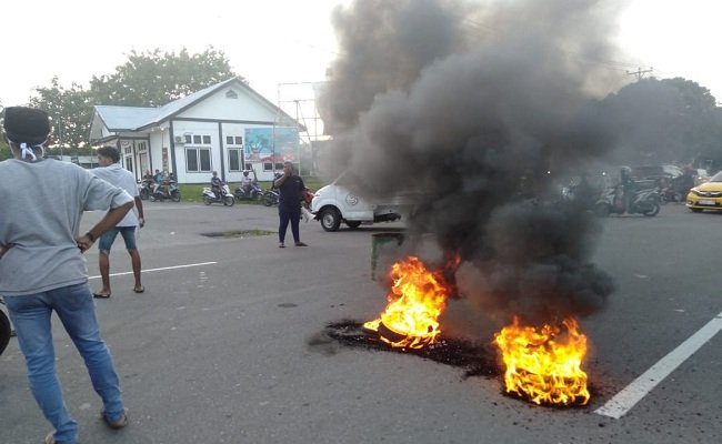 Aksi bakar ban dalam demo warga yang dimotori sekelompok pemuda di kawasan Watdek, Kelurahan Ohoijang, Kabupaten Maluku Tenggara (Malra) menggelar aksi demo, Minggu (10/5/2020)  menolak acara buka puasa bersama