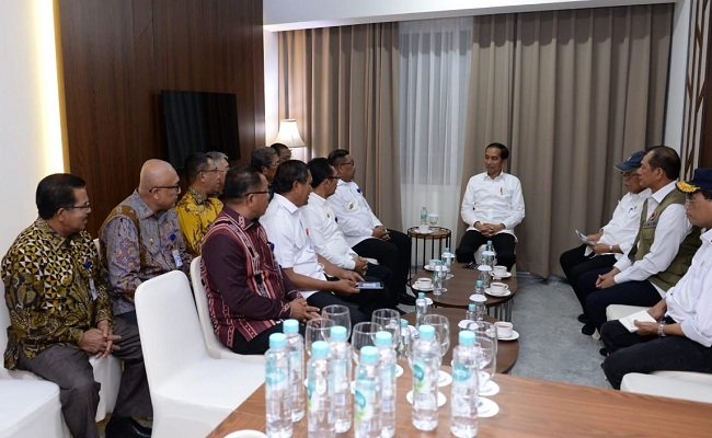 Presiden Joko Widodo bertemu dengan para kepala daerah di Maluku di Santika Hotel Ambon, Senin (28/10/2019) malam. Selain Gubernur Maluku Murad Ismail dan Wakil Gubernur Maluku, Barnabas Orno hadir pula 7 bupati dan 1 wali kota se-Maluku dalam pertemuan tersebut. FOTO : BIRO PERS ISTANA