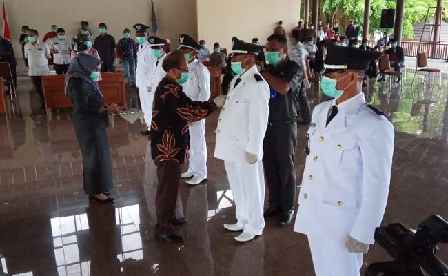 Sembilan kepala pemerintahan negeri dan pejabat kepala pemerintahan negeri di Kabupaten Maluku Tengah saat menjalani prosesi pelantikan di Aula Soekarno, Masohi, Sabtu (30/5/2020)