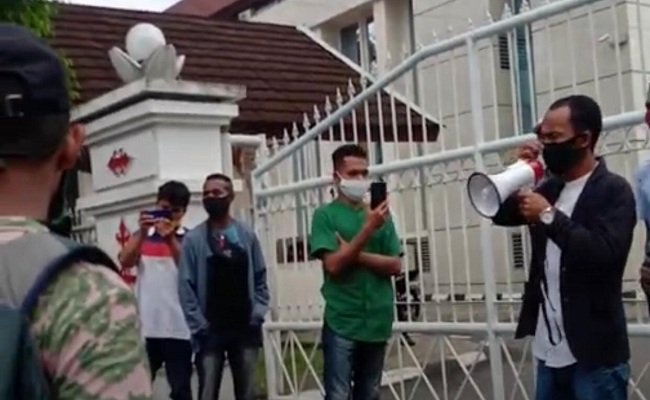 Belasan Mahasiswa Asal SBT Gelar Demo di Kantor Gubernur Maluku, meminta diijinkan pulang ke SBT, Rabu (13/5/2020)