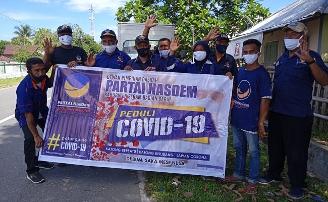 Dewan Pimpinan Daerah (DPD) Partai NasDem Kabupaten Seram Bagian Barat (SBB) saat melakukan asksi membagi-bagi masker gratis kepada warga Negeri Hualoy dan Tomalehu, Kecamatan Amalatu, Kamis (21/5/2020) 