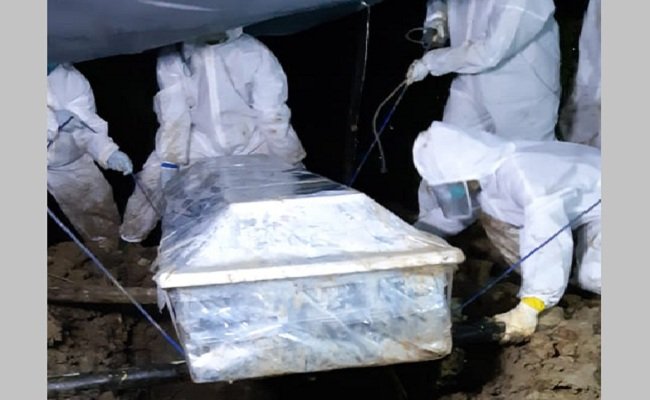 Pemakaman jenazah RL menggunakan protap Covid-19