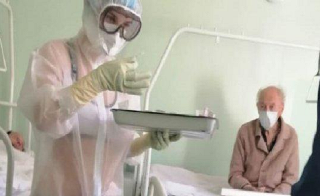 Perawat cantik di Rusia mengenakan APD yang transparan saat merawat pasien Covid-19. ft/thesun