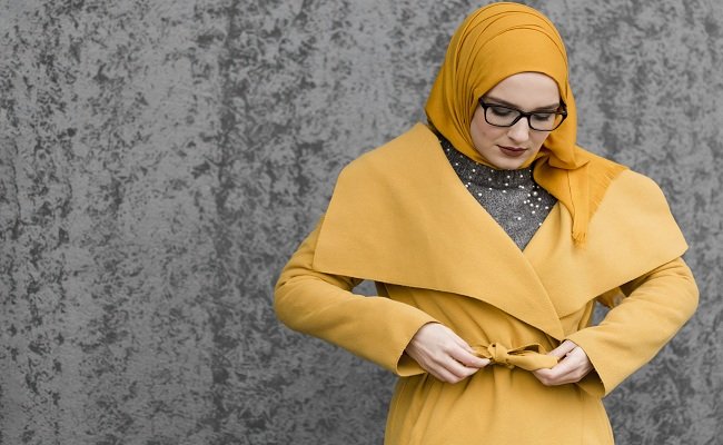 Busana hijab model Layer (Foto dari Freepik.com)