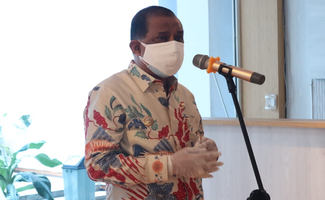 Walikota Ambon, Richard Louhenapessy,  saat memberikan penjelasan pada jumpa pers di Balai Kota Ambon
