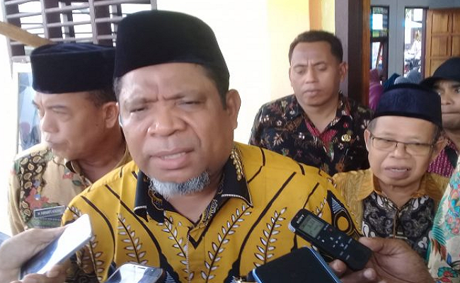 Walikota Tual, Adam Rahayaan, S.Ag dalam sebuah kesempatan memberikan keterangan kepada wartawan di kota Tual