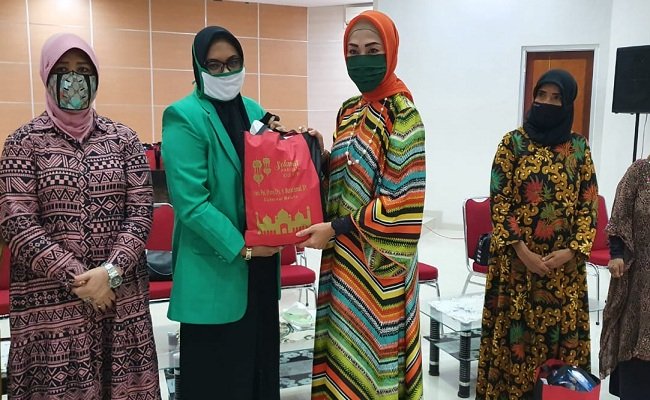 Widya Murad Ismail saat menyerahkan bantuan sembako kepada para ketua organisasi perempuan bertempat di Gedung PKK Provinsi Maluku di kawasan Mardika, Ambon, Senin (18/5/2020).