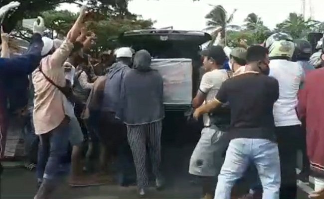 Insiden Pengambilan Paksa Jenazah di Jalan Jenderal Sudirman, Kota Ambon, Jumat (26/6/2020)