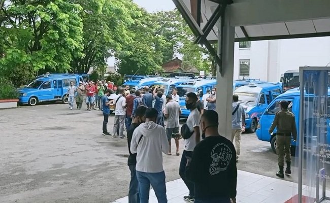 Puluhan sopir angkota Jurusan Passo Kota Ambon saat mendatangi Gedung DPRD Kota Ambon menyampaikan protes terhadap diberlakukan system ganjil genap dalam operasi angkot di kota Ambon, Jumat (05/6/2020)