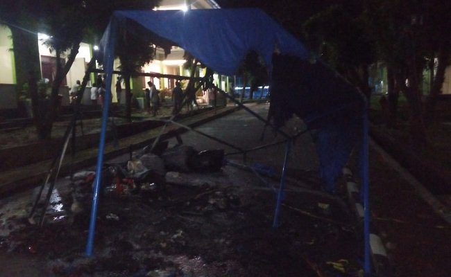 Tenda milik Dinas Kesehatan yang dibakar warga karantina di lokasi Kantor LPMP Maluku, di Kelurahan Tihu, Rumah Tiga, Kecamatan Teluk Ambon, Jumat malam (12/6/2020)