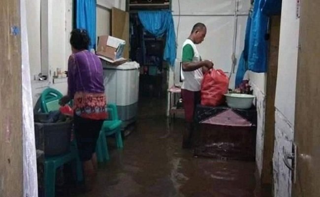 Banjir  yang merendam salah satu rumah di kawasan Kelurahan Hollo, Kecamatan Amahai, Kabupaten Maluku Tengah, Minggu (28/6/2020)