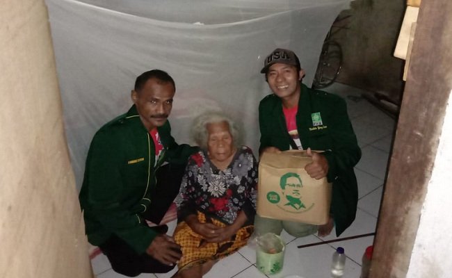 Ratusan lansia di Kabupaten Kepulauan Tanimbar (KKT) Provinsi Maluku saat menerima paket sembako bantuan dari Ketum DPP PKB Muhaimin Iskandar (FOTO: dok PKB)