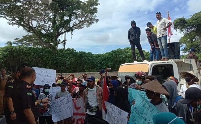 Aliansi Peduli Masyarakat (Tabaus Tata Nusi) melakukan demonstrasi di depan kantor Kejaksaan Negeri Kabupaten Seram Bagian Timur, Senin (29/6/2020)