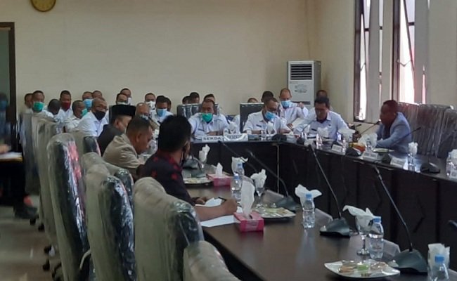 Rapat dengar pendapat  antara eksekutif dan para wakil rakyat di DPRD Kabupaten Buru, yang akhirnya memicu keributan di ruang rapat, Rabu (24/6/2020)