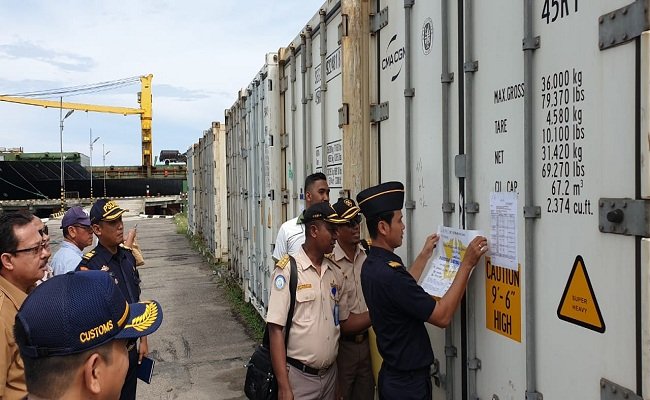 Ekspor Udang yang dilakukan PT. Wahana Lestari yang beroperasi di Seram Utara berupa sebanyak 12 konteiner atau 214 ton udang ke Negara China pada Desember 2019 silam.