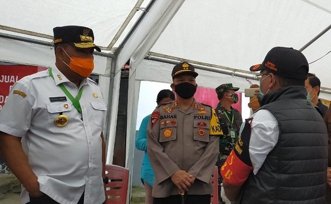 Gubernur Maluku, Murad Ismail bersama rombongan Forkopimda saat meninjau pos-pos petugas PSBB di tiap pintu masuk Wilayah Kota Ambon, Rabu (24/06/2020).