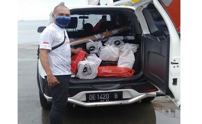 Tham Latuconsina pemilik JasTip OTA saat berada di salah satu pelabuhan untuk mengirim sejumlah paket barang ke alamat tujuan
