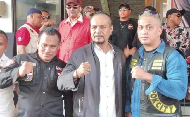 Ketua terpilih DPD M1R Salam Sarane Bekasi Raya,  Muhammad Ali Luhulima (paling kanan) bersama  Ketua Umum M1R Joel Yoppi Patty (tengah) dan paling kanan Presiden Maluku 1 Darah Depok City, Gerry Ohendrop (FOTO: Arthur Latuhemalo)