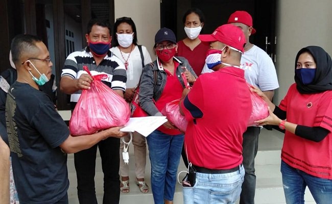 Penyerahan bantuan paket sembako secara simbolis dilakukan Bendahara DPD PDI-Perjuangan Maluku Lucky Wattimury didampingi sejumlah pengurus PDI-P untuk selajutkan disalurkan kepada warga terdampak Covid-19 di kota Ambon, Senin (01/6/2020) 