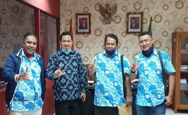 Pengurus IDI Maluku saat bertemu dengan wakil Ketua DPRD Maluku Asis Sangkala di ruang kerjanya, Selasa (16/6/2020)