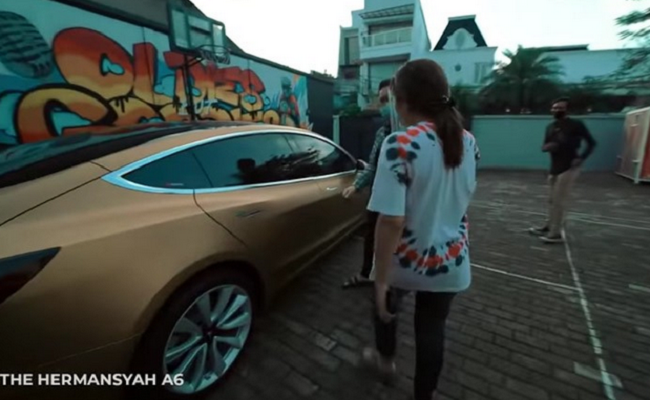 Mobil buruan Ashanty berjenis Tesla model 3 berkelir emas 