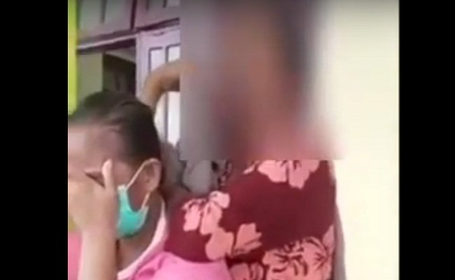 KR, seorang ibu yang menjadi OTG Covid-19 di kota Ambon menangis terseduh meluapkan kekesalannya atas apa yang dialami selama 35 hari menjalani masa karantina di LPMP Ambon