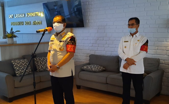Walikota Ambon Richard Louhenapessy didampingi Wawali Ambon Syarif Hadler memberikan penjelasan tentang pemberlakuan PKM dan persiapan menuju PSBB