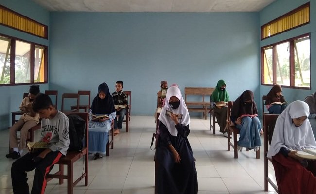 Sejumlah siswa baru di SMPIT Al-Bina Masohi saat mengikuti kegiatan Masa Perkenalan Lingkungan Sekolah (MPLS) tahun ajaran 2020/2021, Senin (20/7/2020).