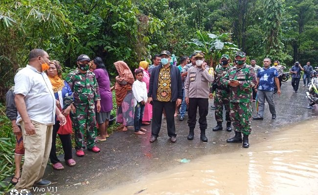Bupati Bursel Tagop Soulissa bersama rombongan mengunjungi Desa Waefusi, Kecamatan Namrole yang terendam banjir, Kamis (16/7/2020)