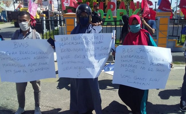 Aksi demo yang digelar Gerakan Mahasiswa Nasional Indonesia (GMNI) dan Ikatan Mahasiswa Muhammadiyah (IMM) memprotes sikap Balai Wilayah Sungai (BWS) Maluku, terkait proyek Bendeungan Waeapo yang berlangsung di kawasan Simpang Lima, Namlea, pukul 11.00 WIT,Selasa (21/7/2020).