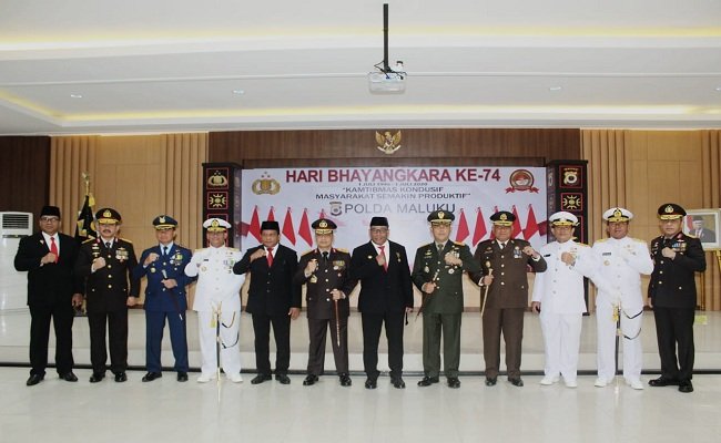Gubernur Maluku Murad Ismail menghadiri Hari Ulang Tahun (HUT) Bhayangkara Polri ke-74 di lantai dua Ruang Rapat Utama Polda Maluku, Rabu (1/7/2020). 