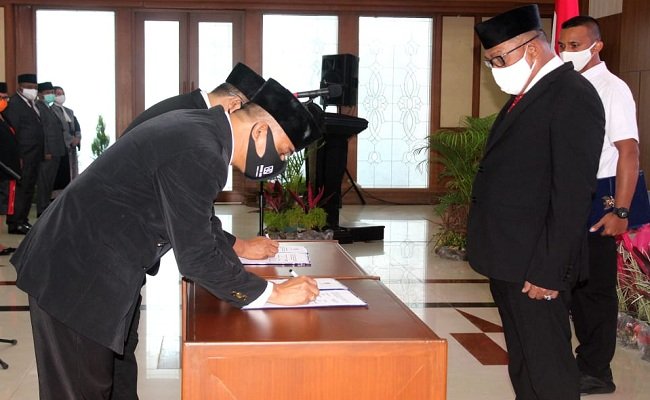 Gubernur Maluku Murad Ismail melantik sebanyak 35 pejabat administrator, pengawas dan fungsional di lingkup Pemerintah Provinsi (Pemprov) Maluku, Rabu (22/7/2020).
