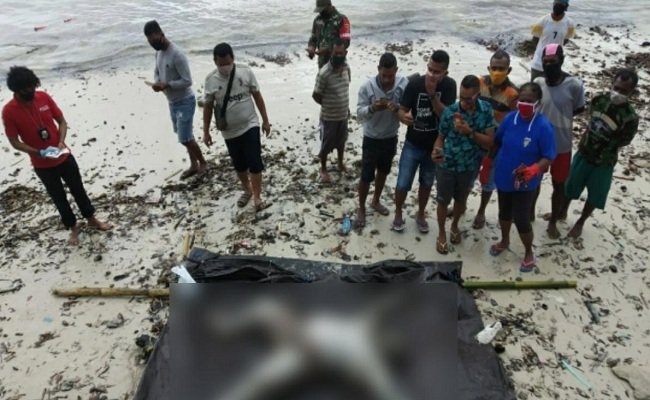 Mayat warga Dobo saat dievakuasi oleh warga di Pantai Ohoi El, Maluku Tenggara, Minggu (26/7/2020)