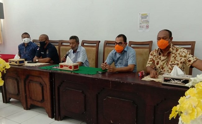 Pansus Pengawasan Penanganan Virus Corona DPRD kota Ambon saat memberikan penjelasan kepada wartawan di Ambon, Kamis (2/7/2020)