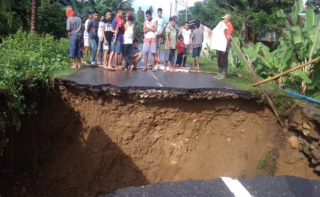 Jembatan Wae Hulu di Negeri Seith, Kecamatan Leihitu, Kabupaten Maluku Tengah (Melteng) roboh akibat dihantam banjir, Rabu (22/7/2020) malam pukul 02.30 WIT.