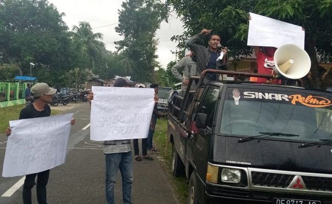 Aksi demo aliansi mahasiswa dan masyarakat Negeri Seith mendesak Bupati Maluku Tengah (Malteng) Tuasikal Abua untuk mencabut kembali Surat Keputusan (SK) pengangkatan KPN Seith di kantor Kecamatan Leihitu, Senin (6/7/2020).
