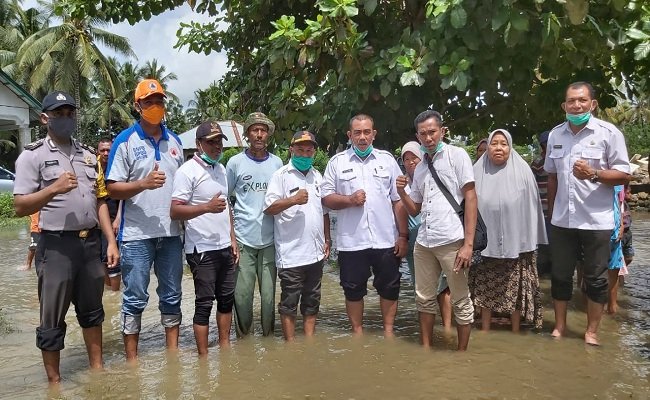 Sekda Kabupaten Buru, Ilyas Bin Hamid bersama Pimpinan OPD saat mengunjungi lokasi meluapnya air sungai Waeapo di Dusun Air Mandidi, Desa Waenetat, Kamis (16/7/2020) (FOTO: BERITABETA.COM)