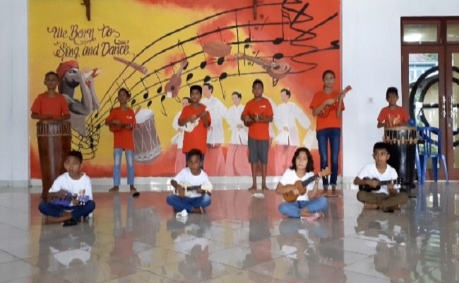 Sejumlah anak Maluku yang tergabung dalam Amboina Ukulele Kids Community (AUKC) ikut merayakan Hari Anak Nasional (HAN) yang jatuh pada tanggal 23 Juli 2020. Perayaan HAN digelar dengan menyampaikan pesan terbuka kepada Presiden RI Jokowi, Rabu (22/7/2020) 