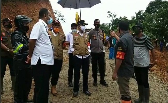 Walikota Ambon Richard Louhenapessy bersama sejumlah pejabat di Pemkot Ambon saat meninjau lokasi terjadinya longsor di Desa Hutumuri, Kecamatan Leitimur Selatan, Kota Ambon, Rabu (1/6/2020)