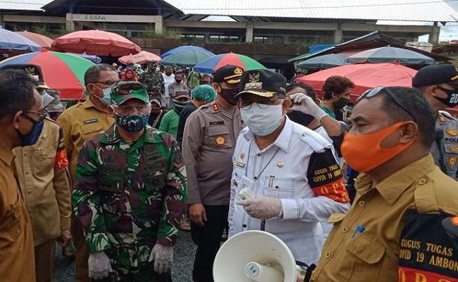 Walikota Ambon dan rombongan saat meninjau lokasi pasar Mardika kota Ambon di hari pertama PSBB Transisi, Senin (20/7/2020)