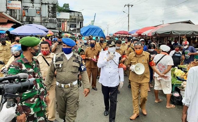 Walikota Richrad Louhenapessy bersama rombongan Forkopimda Kota Ambon saat meninjau langsung aktivitas di pasar dan terminal Mardika, Senin siang (20/7/2020).