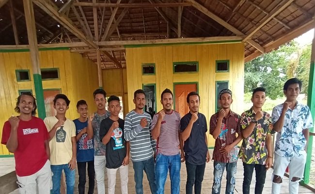 Pengurus Kominitas AMPUN-E usai mendeklarasikan diri di Desa Depur, Kecamatan Kei Besar Tengah,  Kabupaten Malra, Senin (3/8/2020).